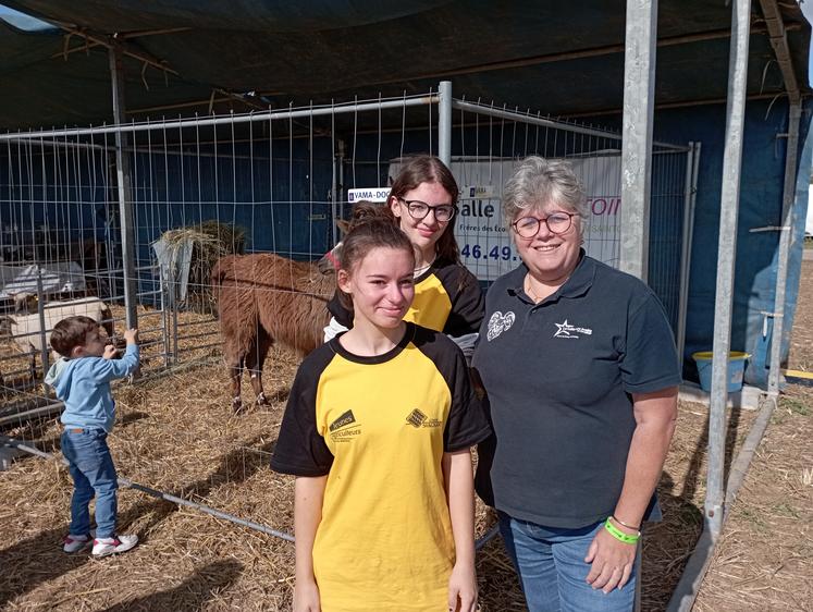 En plus de ses lamas, l'établissement agricole privé a fait le déplacement avec des élèves, des moutons et un stand pour présenter ses formations.