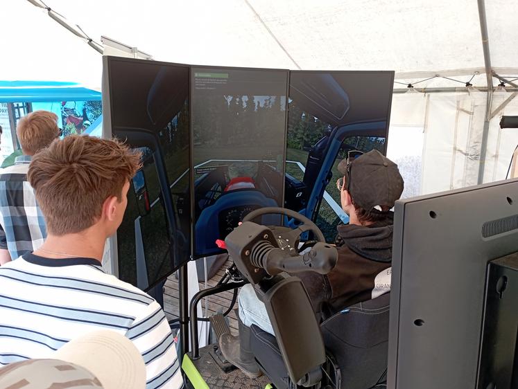 L'Agrocampus avait apporté avec lui un de ses simulateurs de conduite, afin de permettre aux plus jeunes de s'initier à la conduite d'un tracteur.