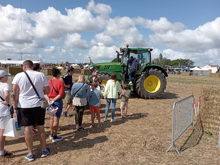 L'initiation à la conduite était aussi possible avec les baptêmes de tracteur, une attraction dont le succès ne se dément pas, année après année.