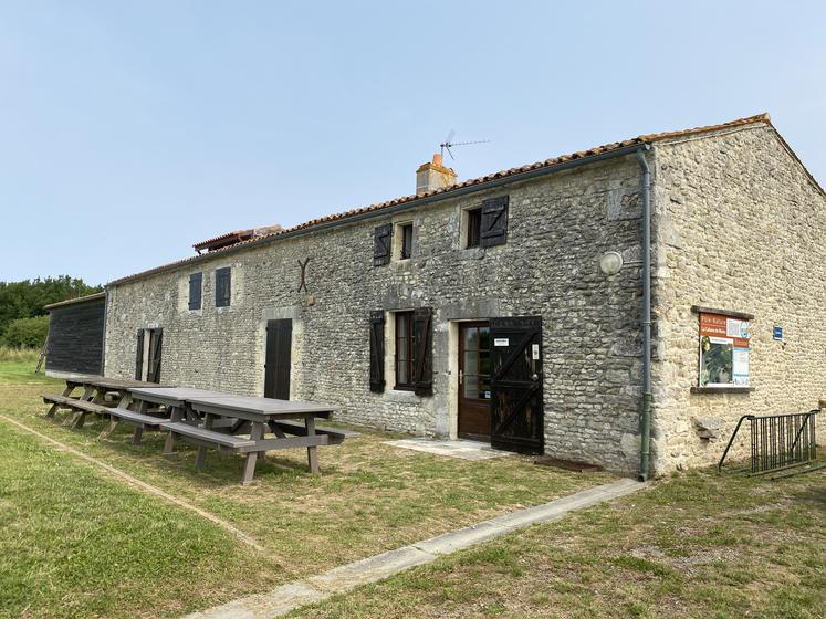 La Cabane de Moins est située au cœur du marais, au nord de Breuil-Magné.