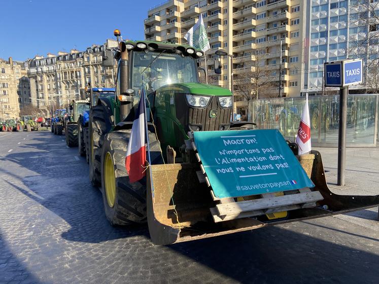 Les deux syndicats s'inscrivent dans la continuité de la mobilisation nationale du 8 février (ci-dessus, les rassemblements de tracteurs à Paris), mais y ajoutent des revendications portant sur la politique agricole régionale.