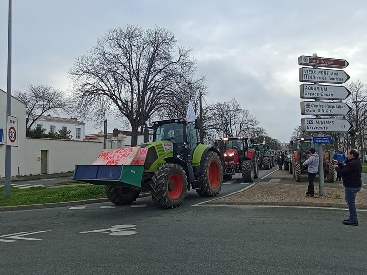L'arrivée des tracteurs aux abords de la DDTM 17.