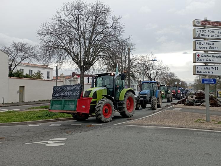 L'arrivée des tracteurs aux abords de la DDTM 17.