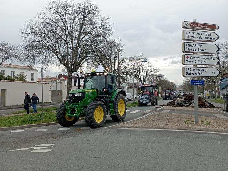 L'arrivée des tracteurs aux abords de la DDTM 17.