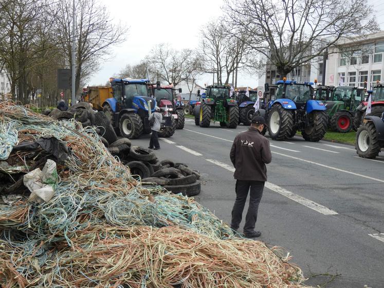 L'arrivée des tracteurs aux abords de la DDTM 17.
