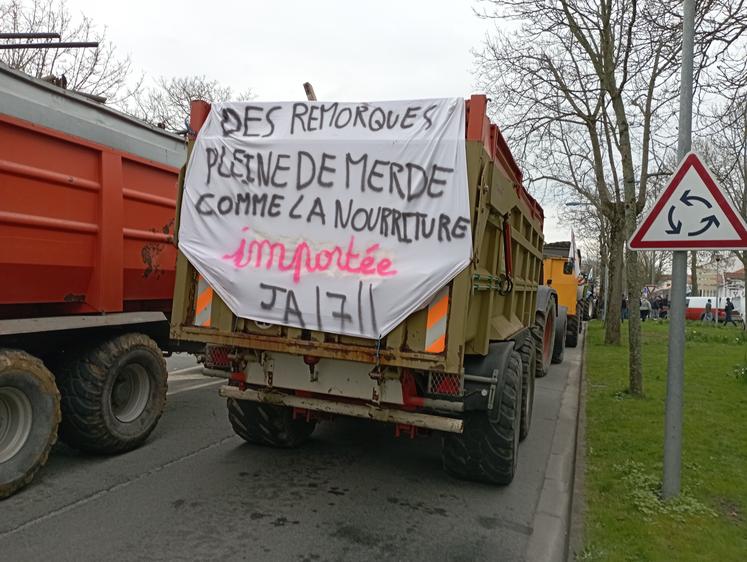 De nombreux slogans agricoles ont été affichés.