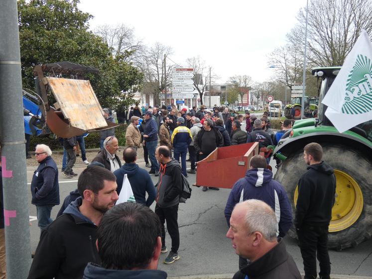 Les organisateurs annoncent environ 150 tracteurs et 350 manifestants.