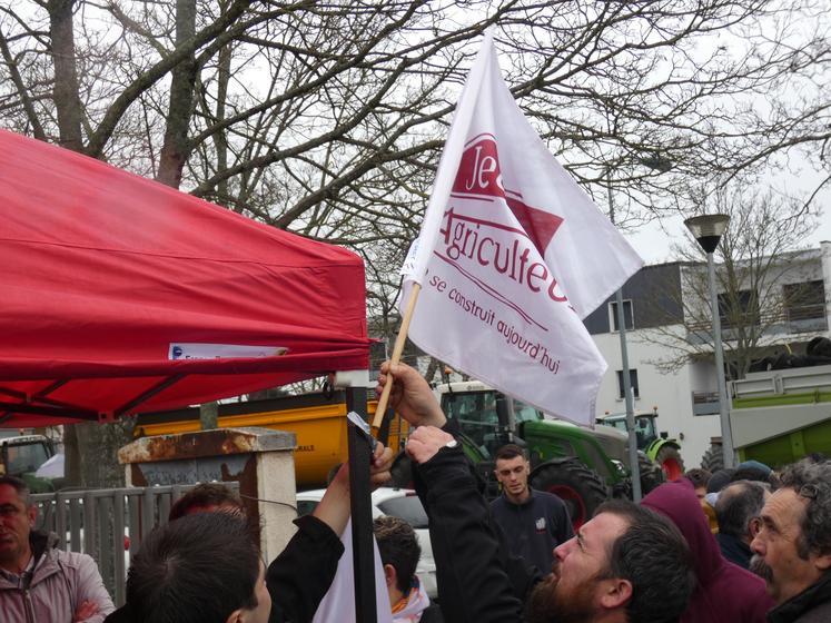 Les organisateurs annoncent environ 150 tracteurs et 350 manifestants.