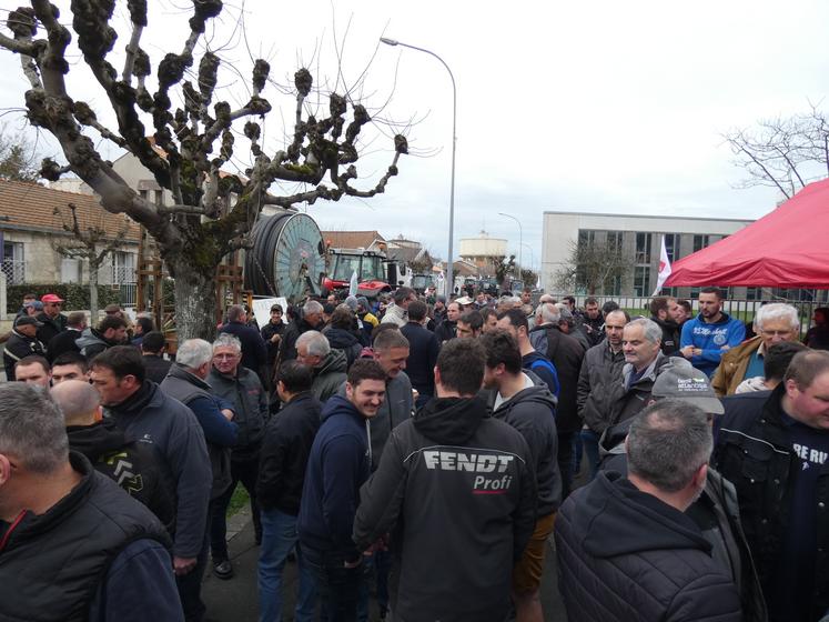 Les organisateurs annoncent environ 150 tracteurs et 350 manifestants.