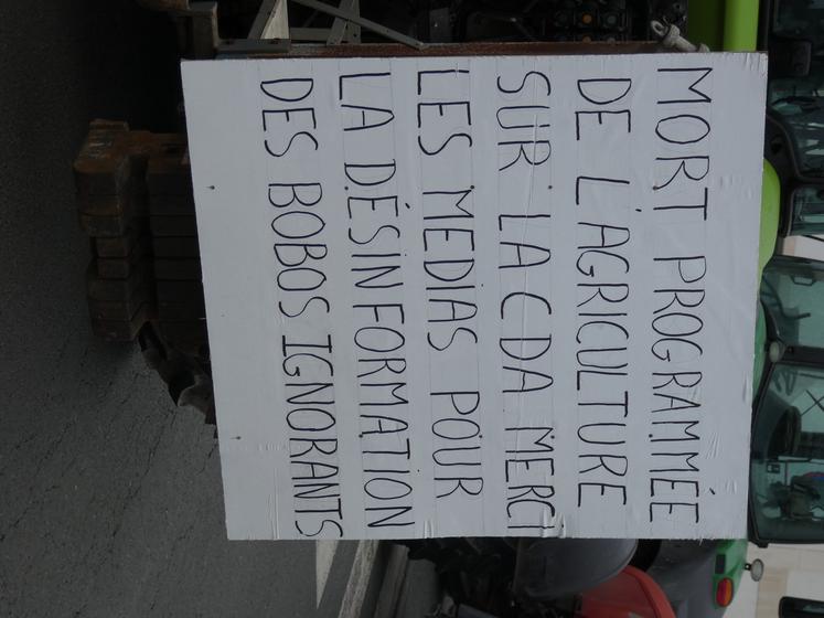 De nombreux slogans agricoles ont été affichés.