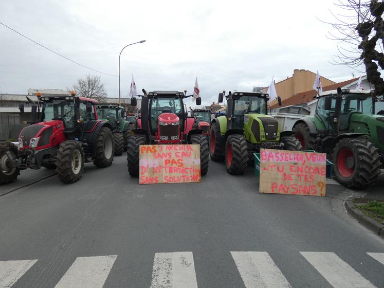 De nombreux slogans agricoles ont été affichés.