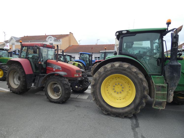 Les organisateurs annoncent environ 150 tracteurs et 350 manifestants.
