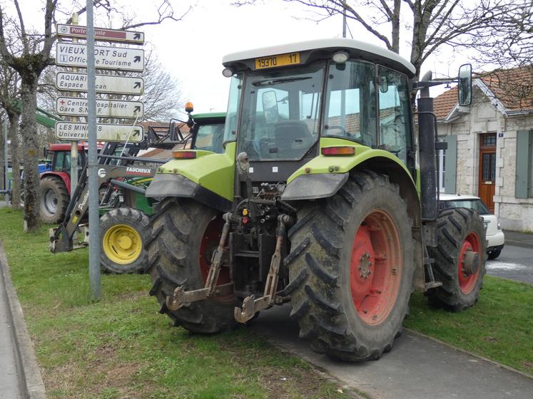 Les organisateurs annoncent environ 150 tracteurs et 350 manifestants.