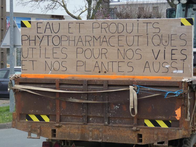 De nombreux slogans agricoles ont été affichés.