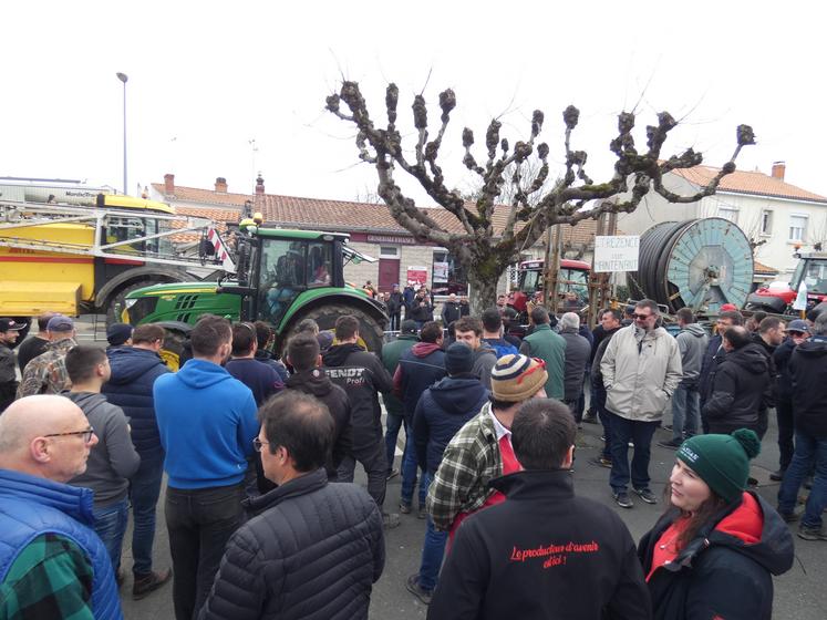 Les organisateurs annoncent environ 150 tracteurs et 350 manifestants.