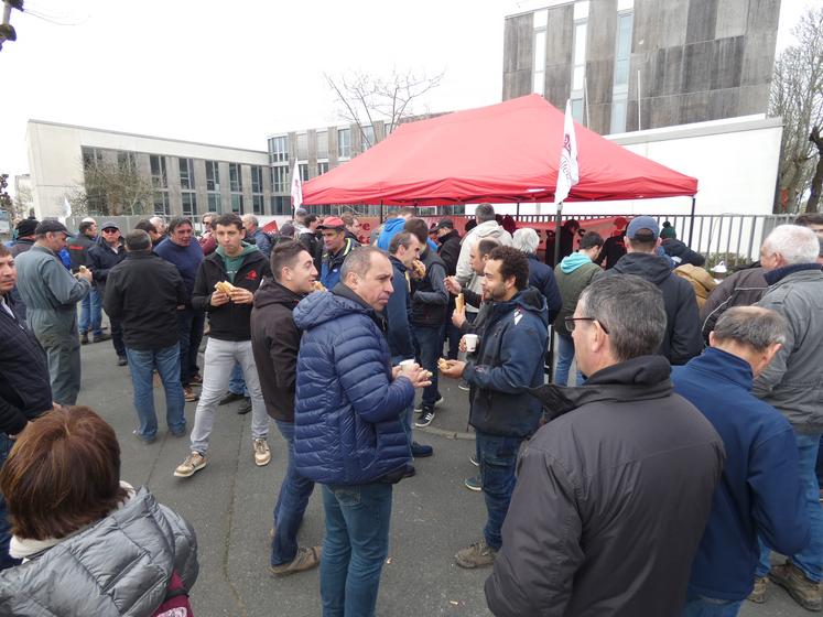 Les organisateurs annoncent environ 150 tracteurs et 350 manifestants.