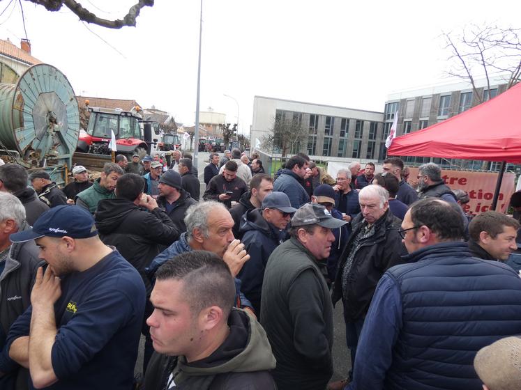 Les organisateurs annoncent environ 150 tracteurs et 350 manifestants.