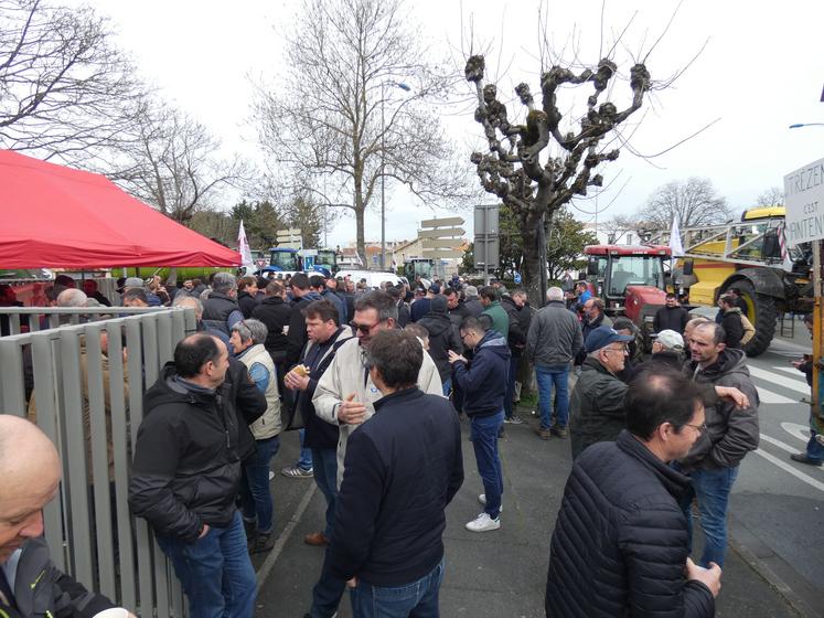 Les organisateurs annoncent environ 150 tracteurs et 350 manifestants.