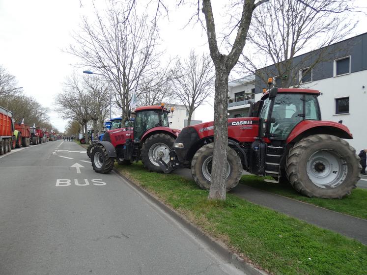 Les organisateurs annoncent environ 150 tracteurs et 350 manifestants.