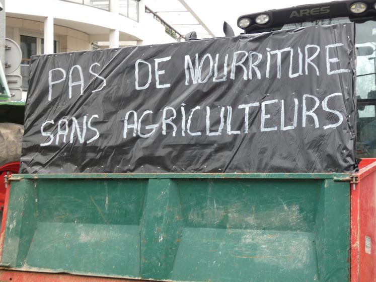 De nombreux slogans agricoles ont été affichés.