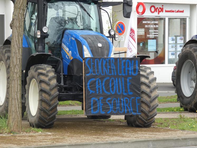 De nombreux slogans agricoles ont été affichés.