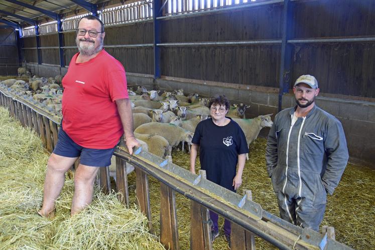 La famille Mazoin dans sa bergerie à Chasseneuil.