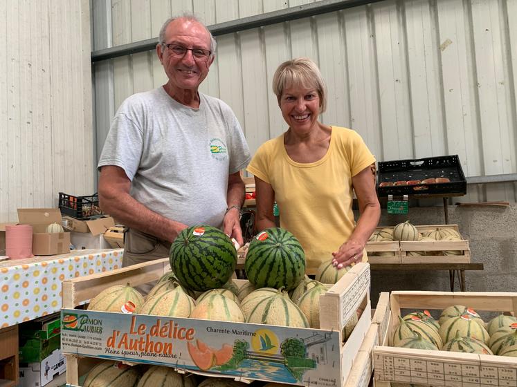 Pascal et Martine Damon présentent leurs melons et pastèques.