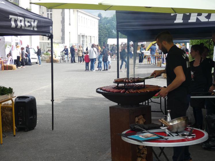 L'événement, organisé dans la cour du lycée Desclaude, regroupait stands d'information et activités conviviales.