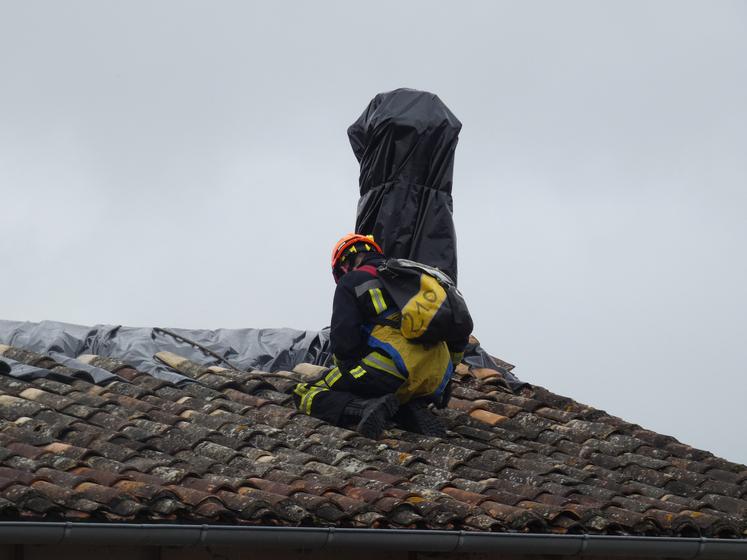 Les sapeurs-pompiers ont procédé à de nombreuses opérations de sécurisation, notamment au niveau des cheminées qui sont des points sensibles en cas de séisme.