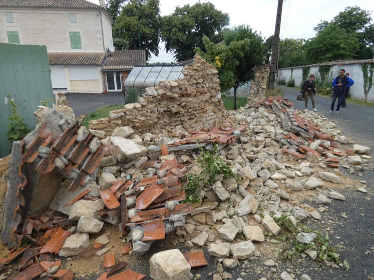 Parmi les dégâts les plus visibles, ce mur complètement effondré en face de l'église de La Laigne.