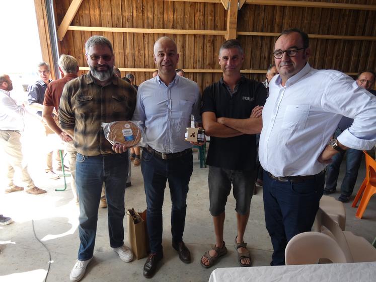 Arnaud Rousseau l'admet volontiers : s'il connaît la Charente-Maritime, "c'est plus pour sa zone littorale", même s'il a aussi déjà séjourné du côté de St-Jean-d'Angély. Il avait aussi découvert le port de La Pallice en compagnie de l'ancien président de la FNSEA Xavier Beulin, qui en était le président du conseil de surveillance. Il est reparti en Seine-et-Marne avec quelques produits locaux, offerts par les producteurs de la FNSEA 17, et pourra donc mieux connaître le riche terroir départemental...