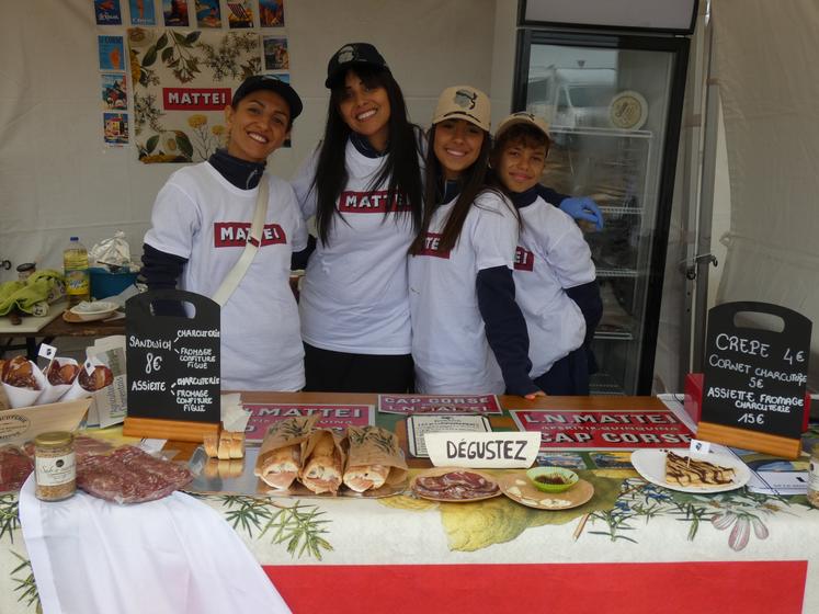 Des représentants des Jeunes Agriculteurs de Corse avaient également un stand. "C'est une région qui nous plaît", explique Myriam Ghezzal. "On a voulu lui faire découvrir nos produits." Charcuterie, fromage de brebis, saline ou encore crêpes à la nucellina étaient proposés.