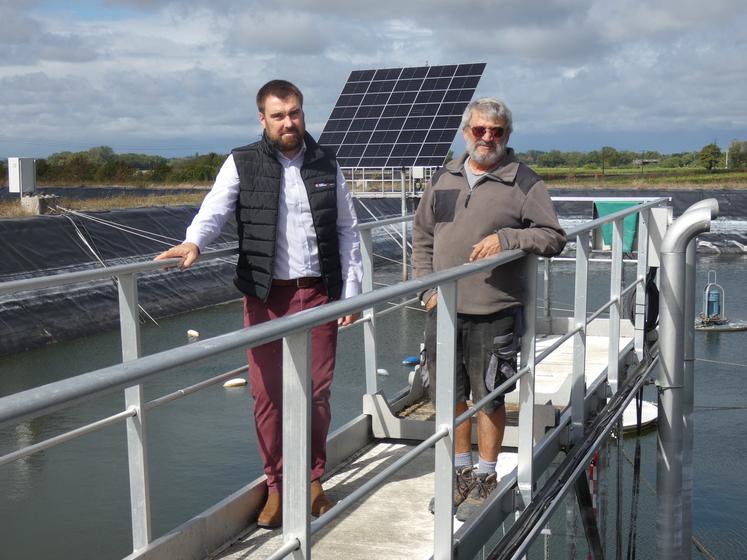 Samuel Chouzenoux et Hervé Jobet devant l'un des trackers photovoltaïques installés en avril dernier près des bassins de la STEP de Malémont.