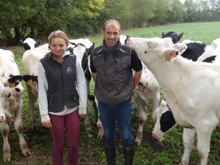 Matthieu Turgné, ici avec sa fille Juliette, voit dans les concours de race un des leviers pouvant donner envie à des jeunes de poursuivre l’activité laitière d’une exploitation.