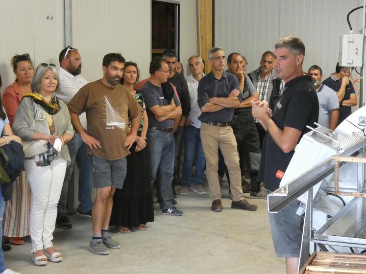 Chaque été, la FNSEA 17 organise un conseil d'administration décentralisé sur une exploitation. Cette fois, c'était Olivier Bayou, céréalier et apiculteur à Thénac, qui a accueilli ce rendez-vous. Il a profité de l'occasion pour présenter cette activité souvent mal connue lors de la visite de sa miellerie.