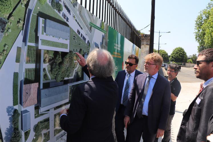 Après la pose de la première pierre, l’architecte Jean-Michel Wilmote, a détaillé au ministre Marc Fesnau l’ensemble du futur bâtiment.