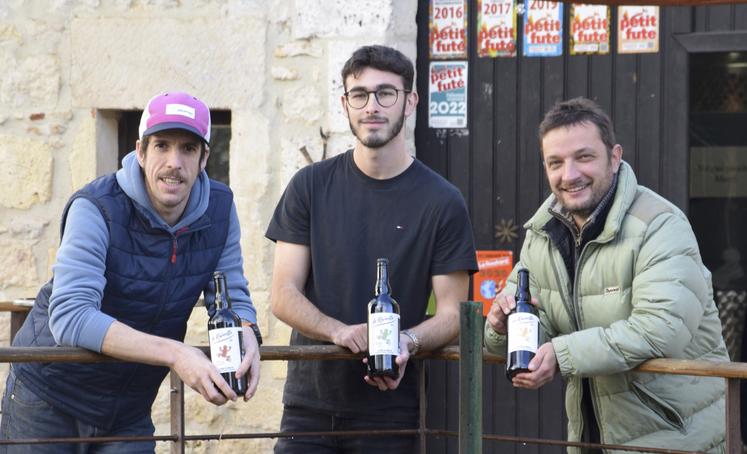 Matthieu Rimbaud et Simon Rioux entourent Paul, alternant de la CCI Charente, venu prêter main forte au développement de la Rainette.