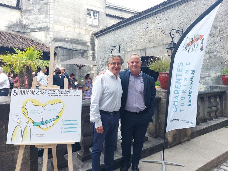 A gauche, Patrick Mardikian, président délégué, en compagnie de Stéphane Villain, président de Charentes Tourisme lors de l’assemblée générale à Cognac.