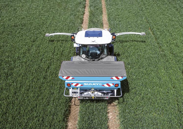 La vitesse d’avancement déforme la nappe d’épandage dans le sens de déplacement du distributeur. Plus l’allure est importante, plus la largeur de travail augmente. 