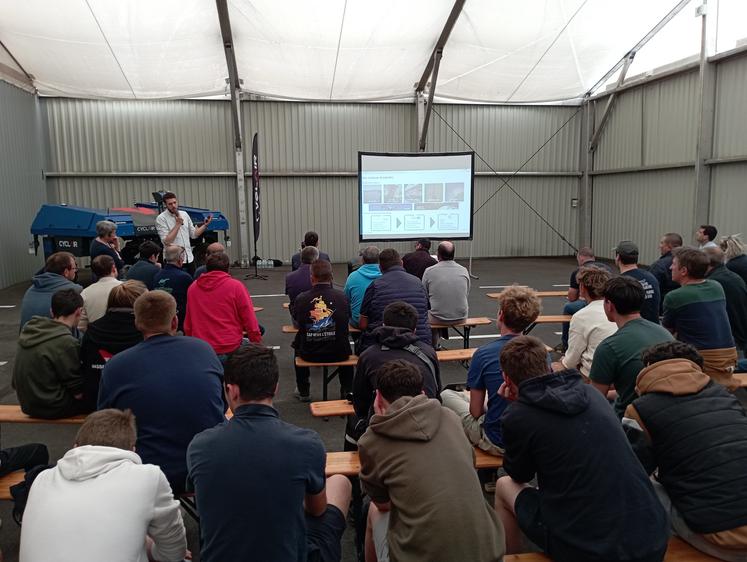 Plus de 250 agriculteurs, techniciens et jeunes de la MFR de St-Germain-de-Marencennes ont participé à cette journée organisée par Terre Atlantique.