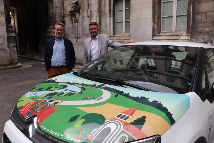 L’office de tourisme du Pays d’Angoulême a une voiture à ses couleurs pour faire sa promotion sur les marchés et zones touristiques de la région.