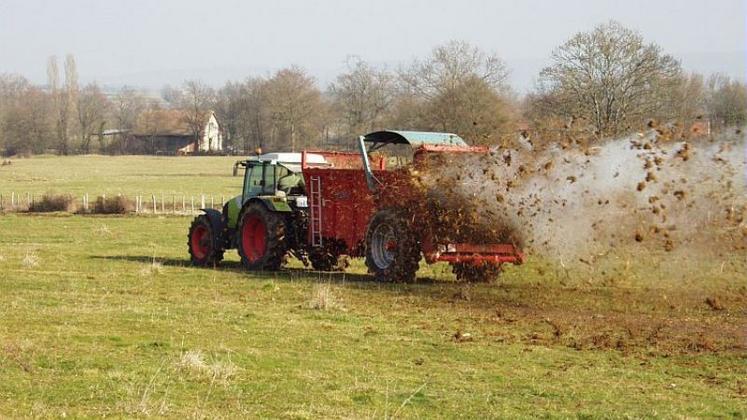 Epandage de fumier sur prairie