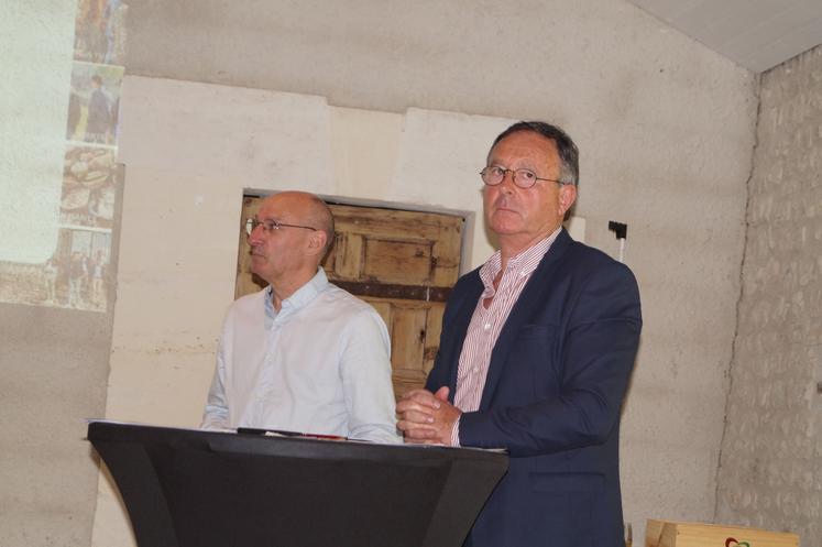 Thierry Jullion, président du syndicat (à droite), et Jean-Jacques Biteau, producteur à Sablonceaux, ont coanimé la réunion.
