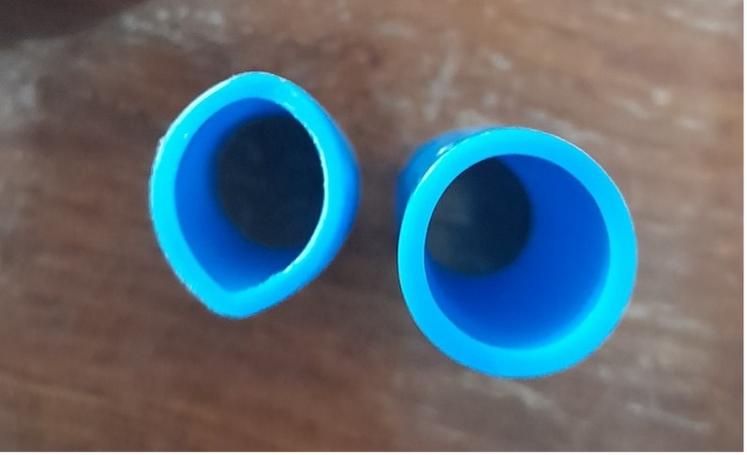 Un sécateur mal affilé écrase le bois créant une porte d'entrée pour certaines maladies (tube à gauche), alors qu'un sécateur affilé permet une coupe nette.