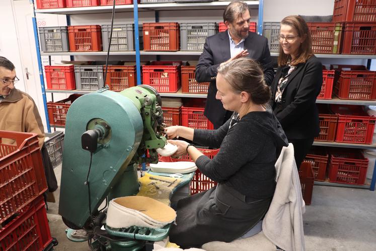 La fabrication traditionnelle de la charentaise demande un savoir-faire des machines qui ne sont plus fabriquées.
