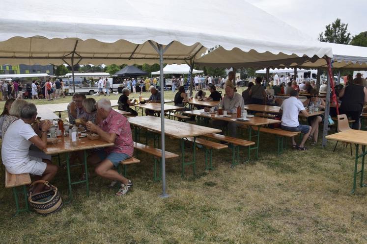 Les marchés de producteurs de pays sont des rendez-vous conviviaux, pour déguster les mets locaux et échanger avec les producteurs.