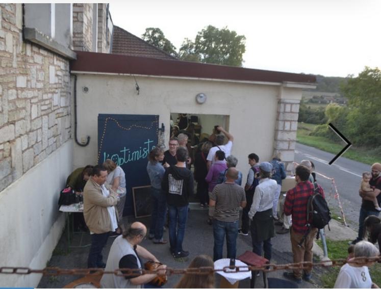 Autour du bar associatif (ouvert aux adhérents de Locus), ici à l'occasion de son inauguration en septembre, des évènements s'organisent ponctuellement. 