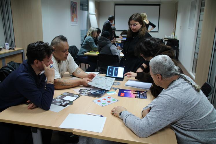 Roxane Léon, debout au centre, animait la session avec des demandeurs d'emploi qui commence par un escape game.