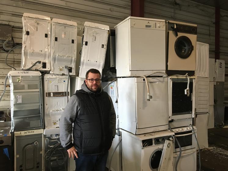 Sous la houlette de Bastien Mallereau, sept ateliers fonctionnent pour remettre en état machines à laver, aspirateurs, frigos, télés... 17 poids lourds sillonnent les routes pour les collecter.