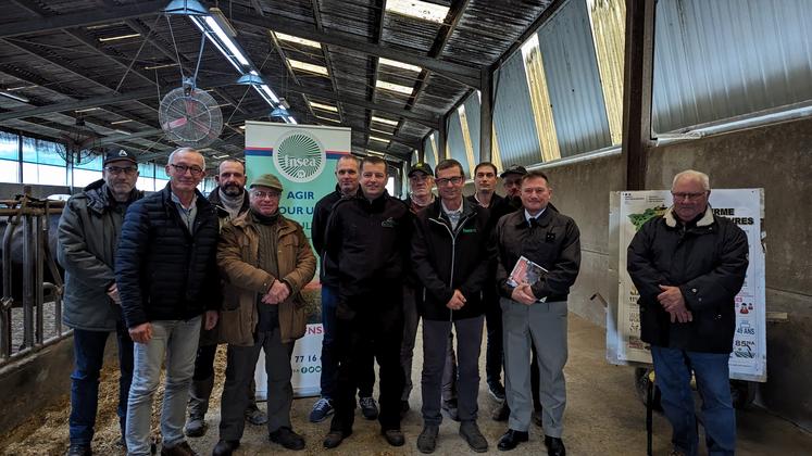 En partant de la droite, le général Didier, Alain Billerot et Frédéric Audurier. Le maire d'Exireuil et des voisins agriculteurs ont assisté à la rencontre.